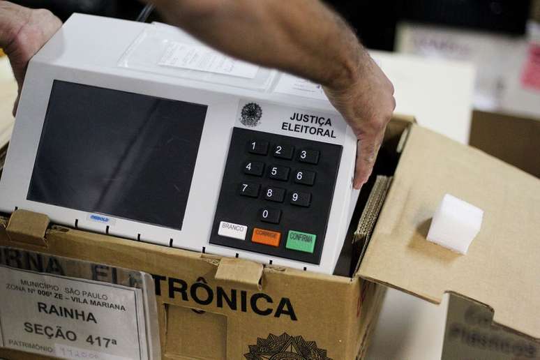 Urna eletrônica tem sido alvo de ataques e passou a ser defendida por juristas e empresários