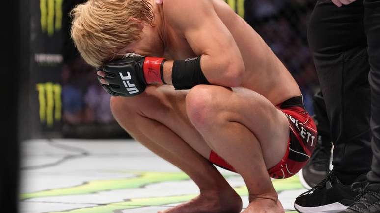 'Vamos nos livrar do estigma. Os homens precisam come&ccedil;ar a falar', disse o lutador ap&oacute;s a luta