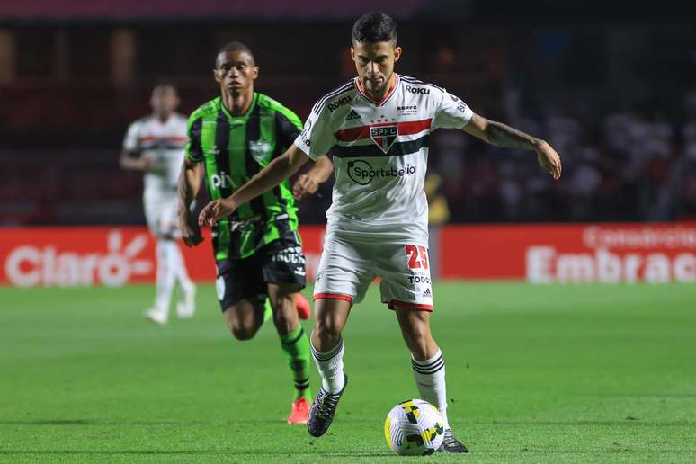 Corinthians para no goleiro do América-MG, falha na defesa e é