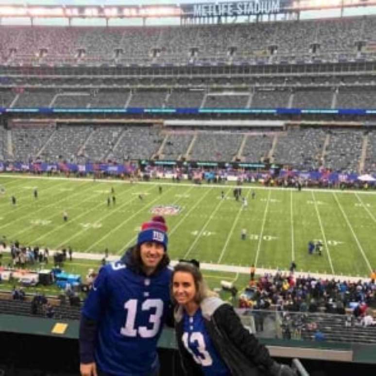 Cássio e a sua espsoa, Janara, em uma partida da NFL, no MetLife Stadium, em 2016 (Foto: Reprodução/Instagram Cássio)