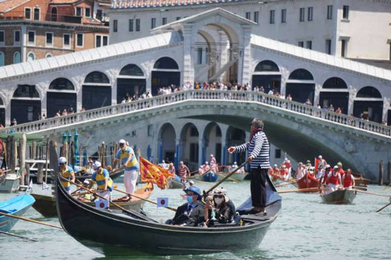 Gôndola navega pelo Canal Grande de Veneza