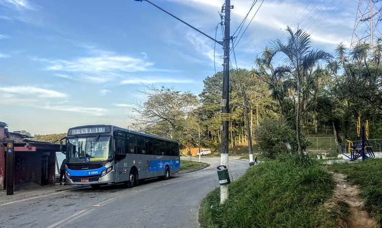 Ônibus em direção à Ilha do Bororé estacionado no ponto final @Karine Gomes/Agência Mural