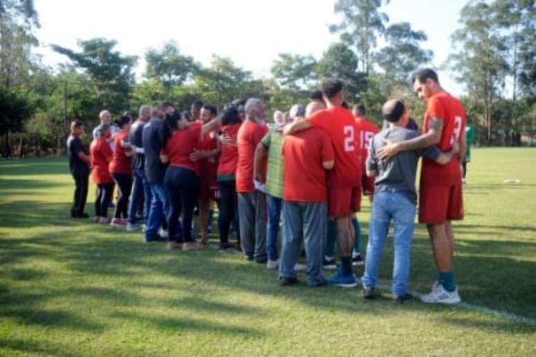 Os jogadores entregaram as medalhas (Foto: Dorival Rosa/Portuguesa)