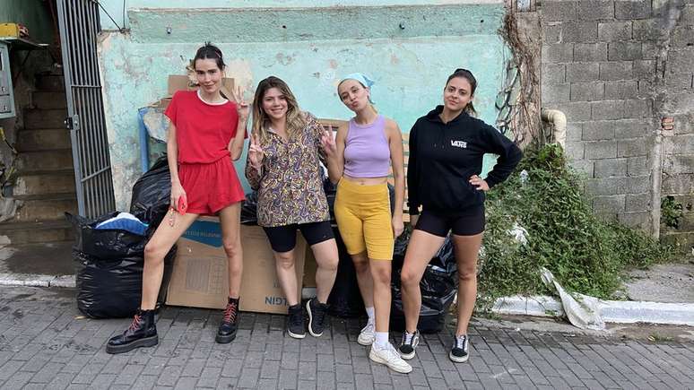 Ellen, Lua e as voluntárias Jady Carvalho e Fernanda Garroux em um dia de limpeza do Faxina Milgrau