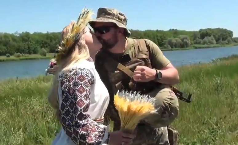 Soldado ucraniano se casa em meio a guerra em seu pa&iacute;s 