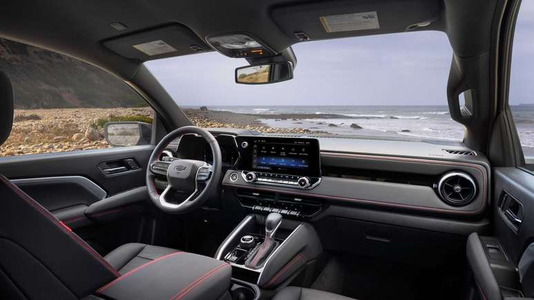 Chevrolet Colorado 2023: interior minimalista e horizontal.