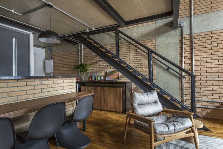 Este projeto do escrit&oacute;rio Korman Arquitetos mostra que a tubula&ccedil;&atilde;o aparente pode ser parte do d&eacute;cor.