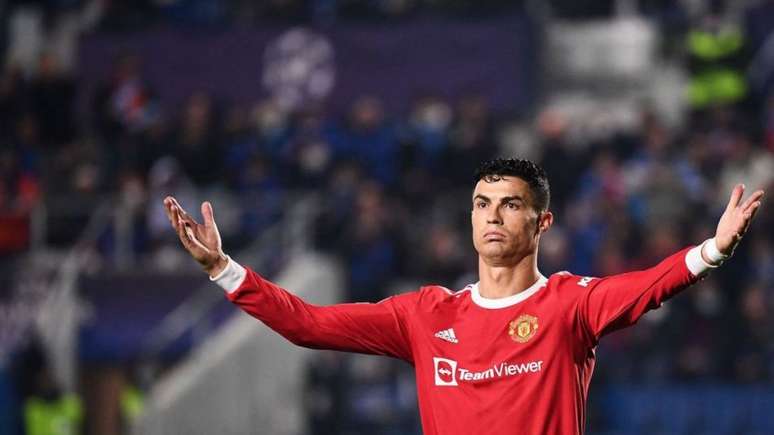 Cristiano Ronaldo busca uma saída do Manchester United (Foto: MARCO BERTORELLO/AFP)