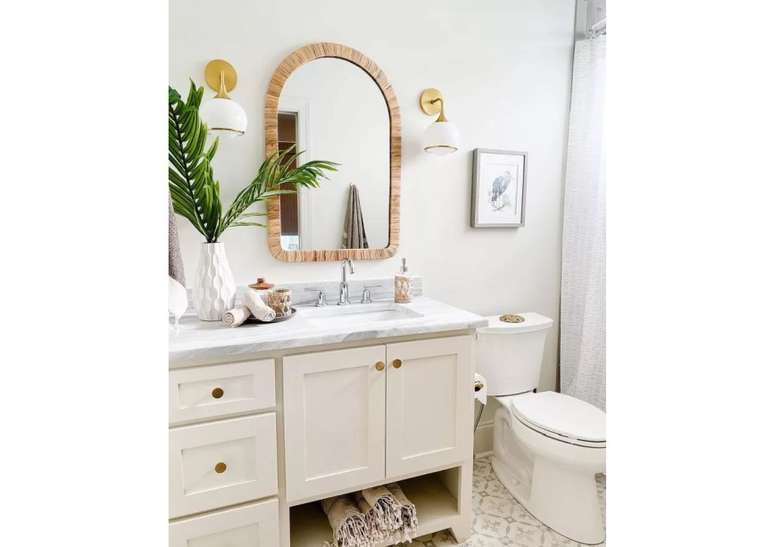 N&atilde;o subestime o poder de algumas folhas de palmeira. Adicionar algo verde ao seu banheiro (real ou falso) traz muita vida ao espa&ccedil;o.