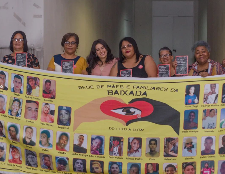 Grupo de mães representando a Rede de Mães e Familiares Vítimas da Violência de Estado na Baixada Fluminense no lançamento de Nossos Filhos Têm Mães
