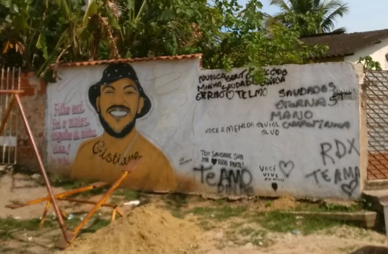 Muro com grafite em Nova Iguaçu em homenagem a jovem morto na Chacina da Baixada