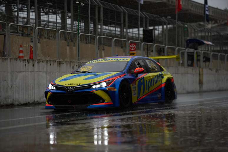 Cesar Ramos larga do 1º lugar em Interlagos. Na foto, o piloto no treino livre de sexta-feira