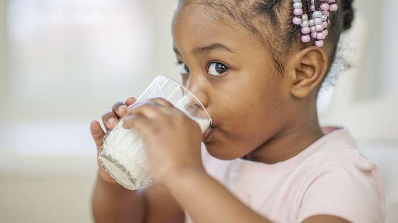 Médicos não recomendam oferecer leite a crianças menores de 1 ano