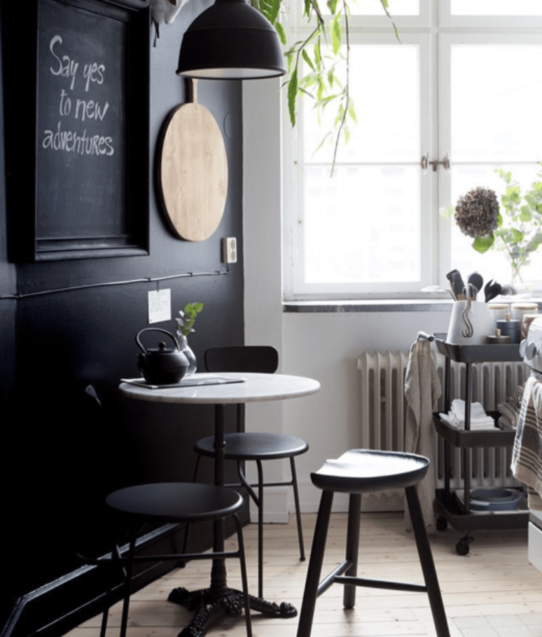 Procura uma mesa reduzida, mas de grande impacto? Ent&atilde;o a bistr&ocirc; em estilo franc&ecirc;s &eacute; para voc&ecirc;. Esta pe&ccedil;a preta minimalista possui um tampo de m&aacute;rmore e promove um toque moderno.&nbsp;