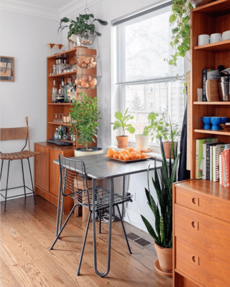 Empurrar uma mesa quadrada contra uma janela ou parede &eacute; uma maneira pr&aacute;tica de economizar espa&ccedil;o. Se voc&ecirc; tem uma janela livre em seu apartamento, vai adorar a sensa&ccedil;&atilde;o de ter as refei&ccedil;&otilde;es enquanto aprecia a vista. E a melhor parte &eacute; que voc&ecirc; pode movimentar a mesa, caso receba visitas.