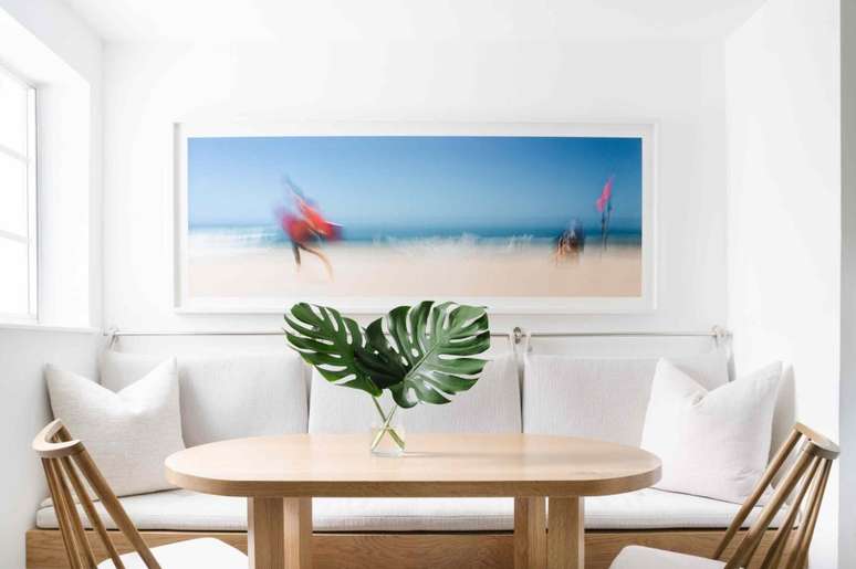 Se voc&ecirc; gosta da ideia de ter um cantinho especial na cozinha para os caf&eacute;s da manh&atilde;, mas n&atilde;o tem uma &aacute;rea sobrando, empurre um banco contra a parede e pendure almofadas usando uma haste de cortina.