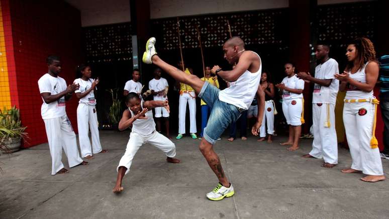 Por medo de uma 'revolta dos negros', autoridades brasileiras tornaram a capoeira crime no final do s&eacute;culo 19