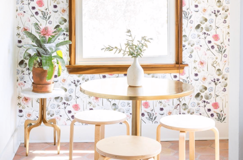 Opte por bancos sem bra&ccedil;os para administrar melhor o espa&ccedil;o e combine com uma mesa que imite o mesmo design minimalista, para parecer um local maior e mais arejado.