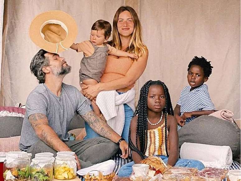 A atruz Giovanna Ewbank com o marito, o também ator Bruno Gagliasso, e os filhos em Portugal