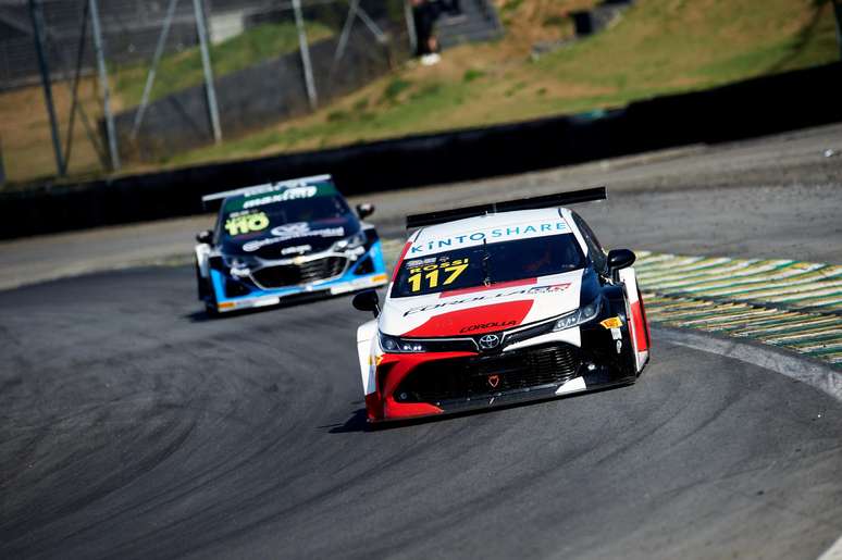 Matias Rossi, o vencedor da corrida 1 em Interlagos. Atrás, Felipe Lapenna, o 2º.