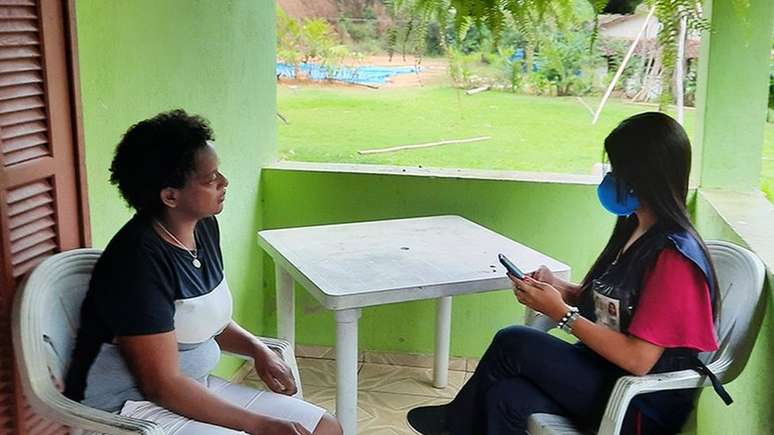 Recenseadora realiza entrevista durante o Teste Nacional do Censo 2022 no Quilombo Campinho da Independ&ecirc;ncia, em Paraty (RJ)