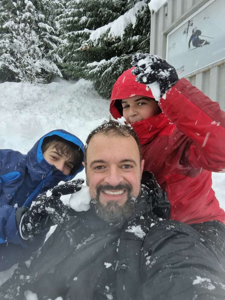 Felipe com os filhos Henrique e Caetano na festa da neve em Bariloche