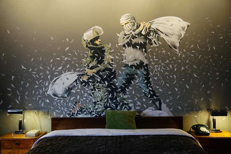 Decoração em um dos quartos de Banksy.