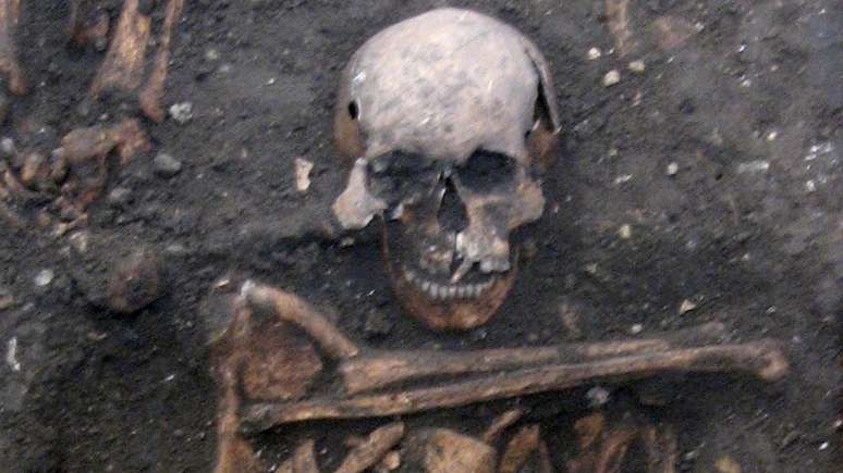 Outra amostra foi retirada do esqueleto de um homem adulto jovem do final do século 14 enterrado em Cambridge, no Reino Unido