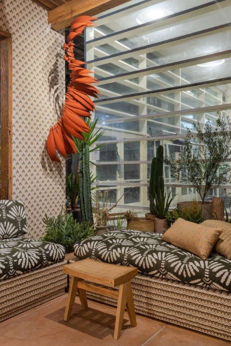 3. Decora&ccedil;&atilde;o com sof&aacute; estampado e almofada bege &ndash; Foto Gabriela Daltro Projeto Helo Marques