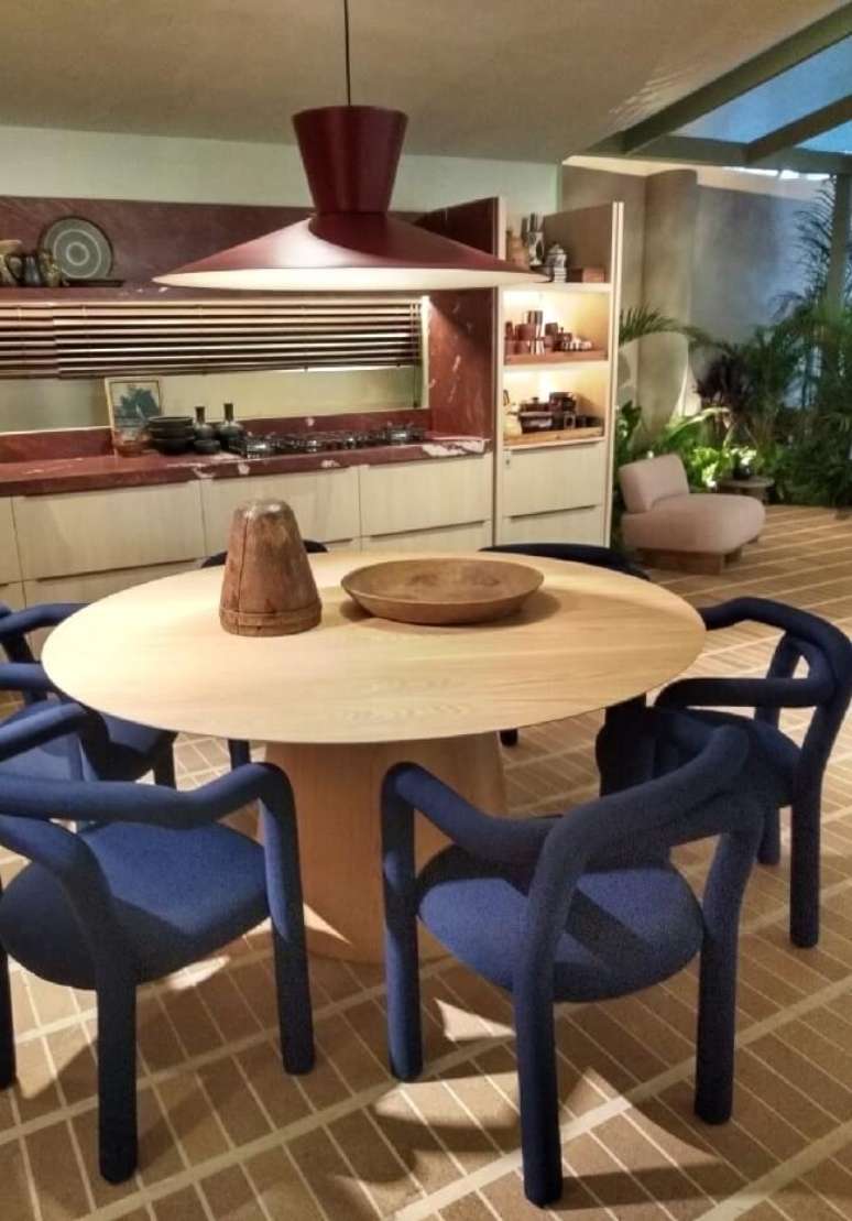 6. Bancada da cozinha feita com m&aacute;rmore dolom&iacute;tico. Foto Nathalia Inson