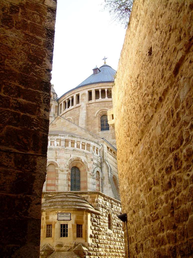 A Abadia da Dormição fica do lado de fora dos muros da Cidade Velha de Jerusalém.