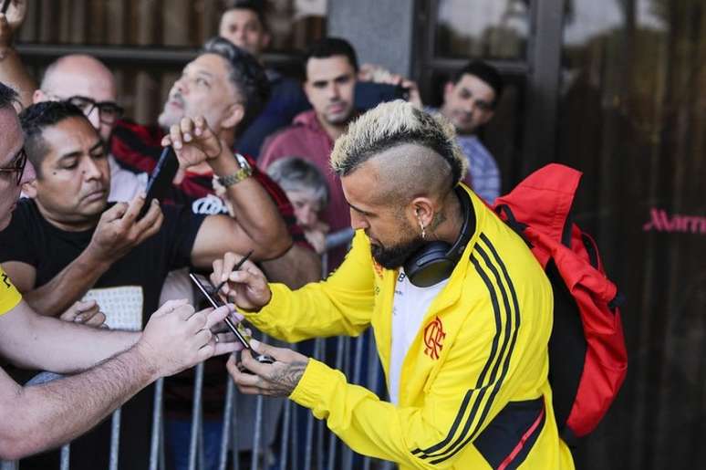 Vidal atende torcedores em chegada ao hotel (Foto: Marcelo Cortes/Flamengo)