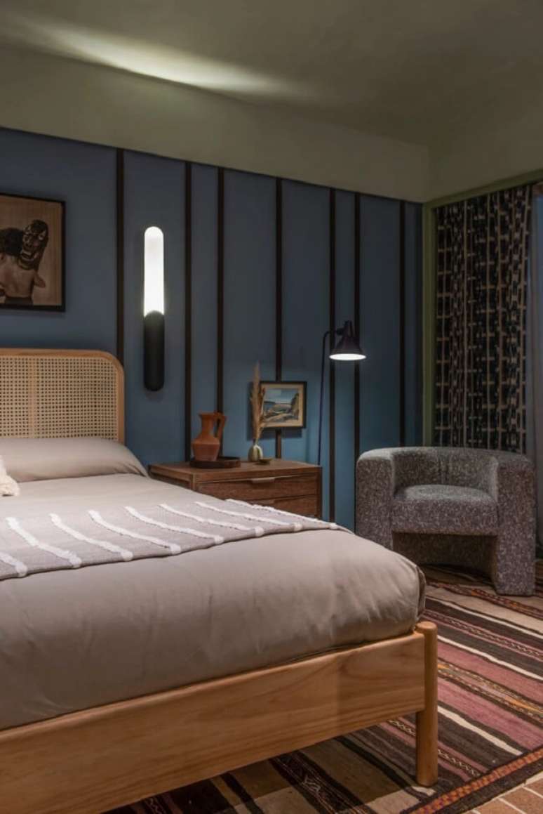 4. No quarto &eacute; poss&iacute;vel observar o encontro de tons de madeira diferente. Foto: Salvador Cordaro