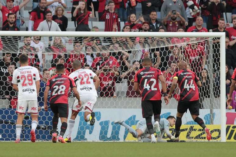 Em jogo de falhas defensivas e dois pênaltis, Flamengo perde para