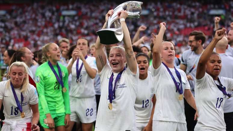 Os p&eacute;s femininos finalmente levaram o futebol 'para casa' para os ingleses