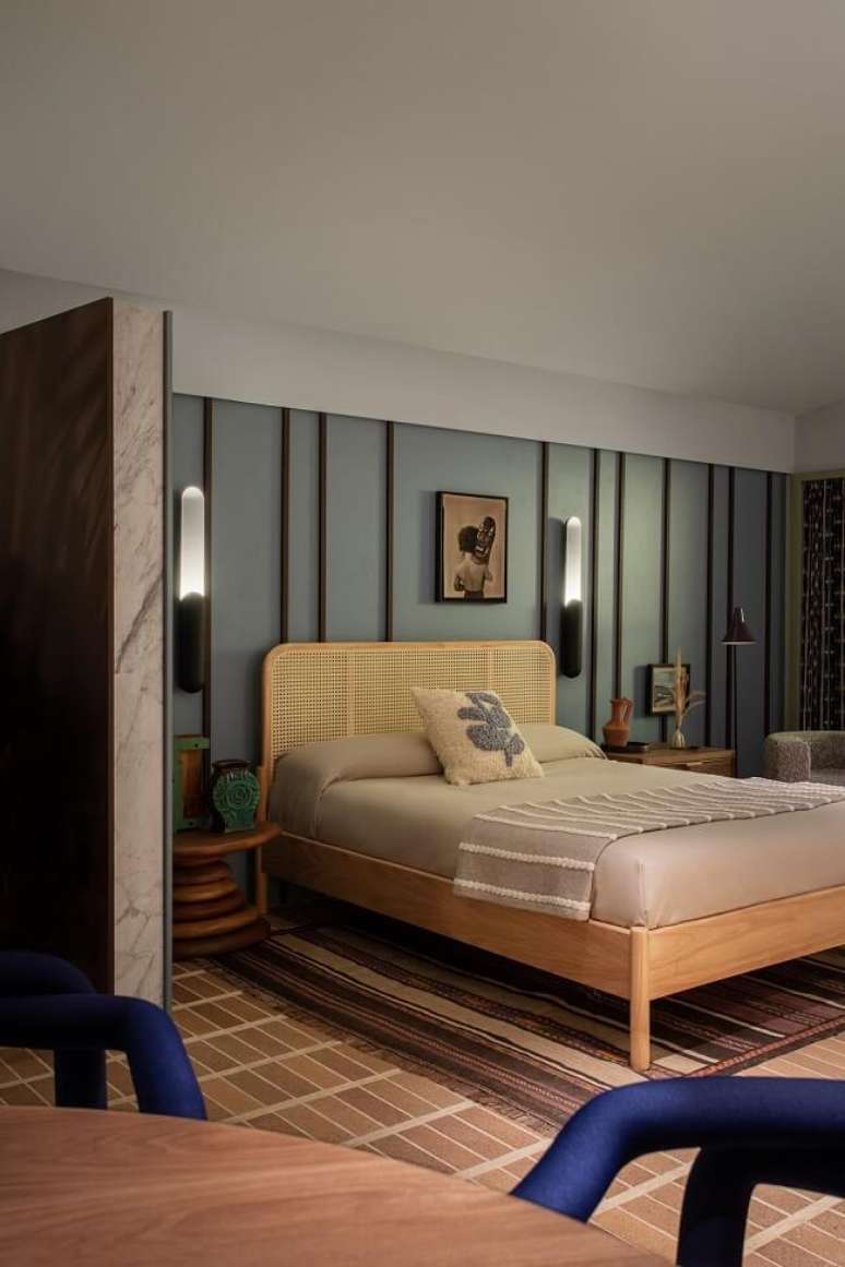 3. A meia parede que divide a cozinha da su&iacute;te est&aacute; revestida com 3 materiais distintos. Foto: Todos Arquitetura