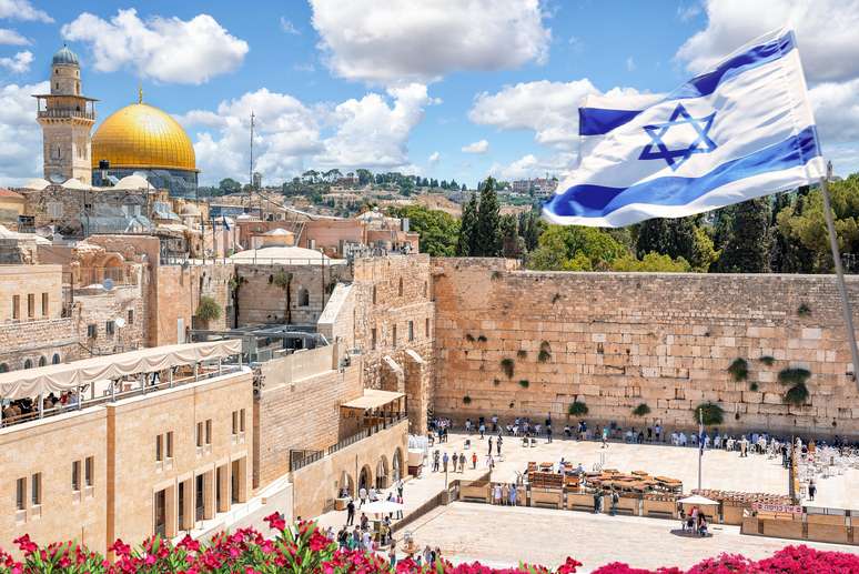 Em Jerusalém, o Muro das Lamentações e o Domo da Rocha.