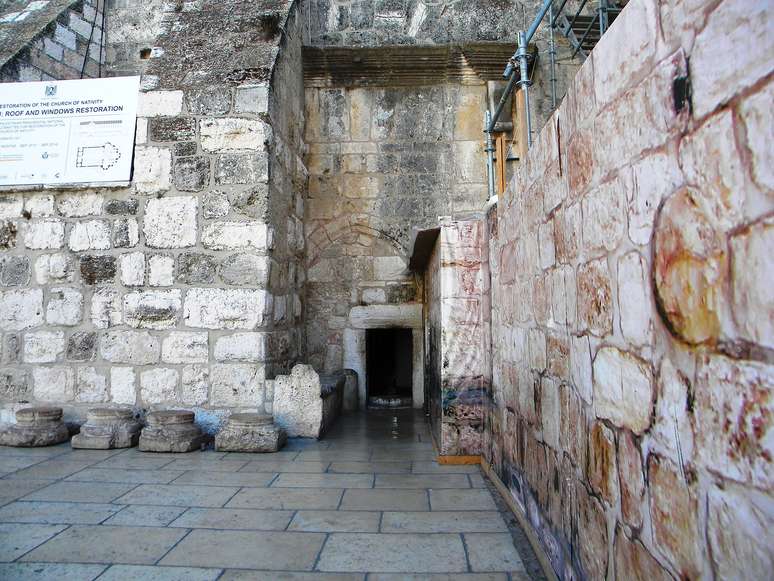 A pequenina porta de entrada da Basílica da Natividade.