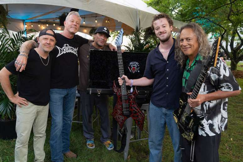 Joseph Quinn e Metallica tocam juntos Master of Puppets