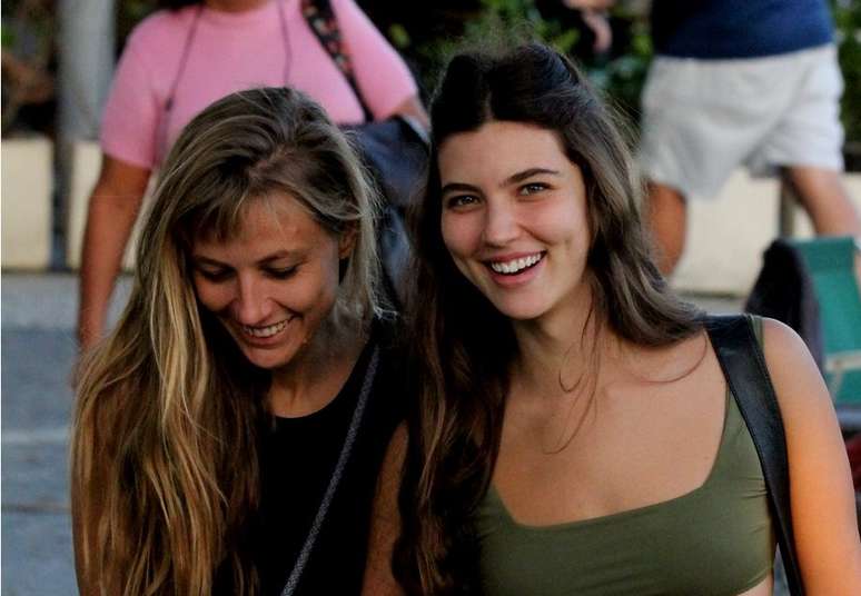 A assessoria da atriz afirmou que Alanis Guillen e Poli Pieratti são apenas amigas 