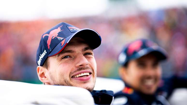 F1 entra em férias com Verstappen sorrindo à toa...