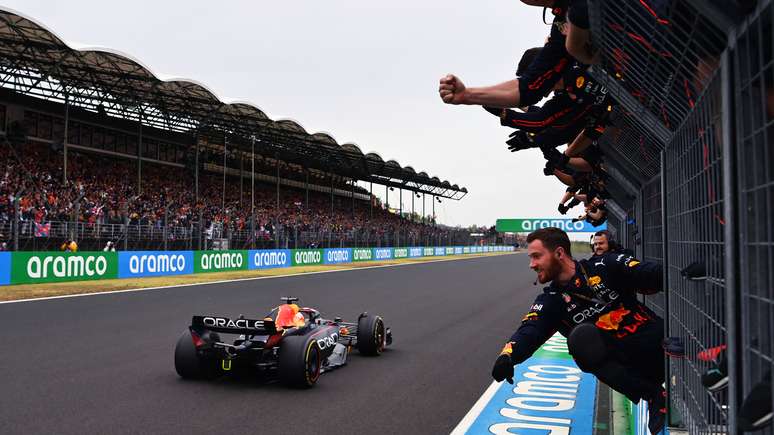 Verstappen vence na Hungria: mais pontos acumulados com uma forcinha da Ferrari