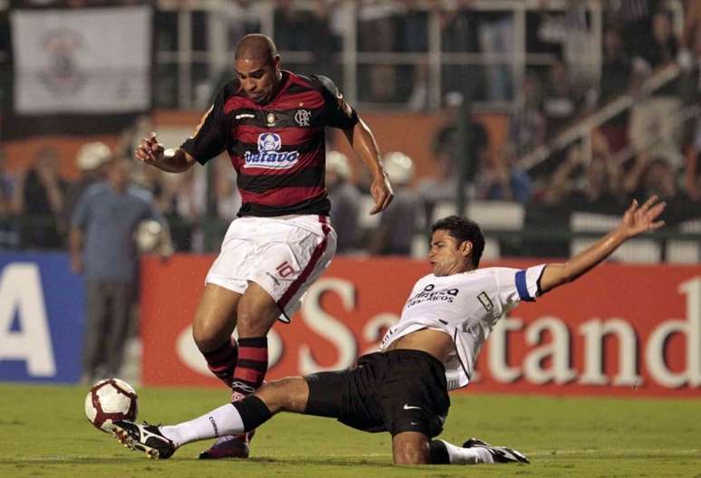 Flamengo eliminou Corinthians na Libertadores de 2010 (Foto: Miguel Schincariol/Lancepress)
