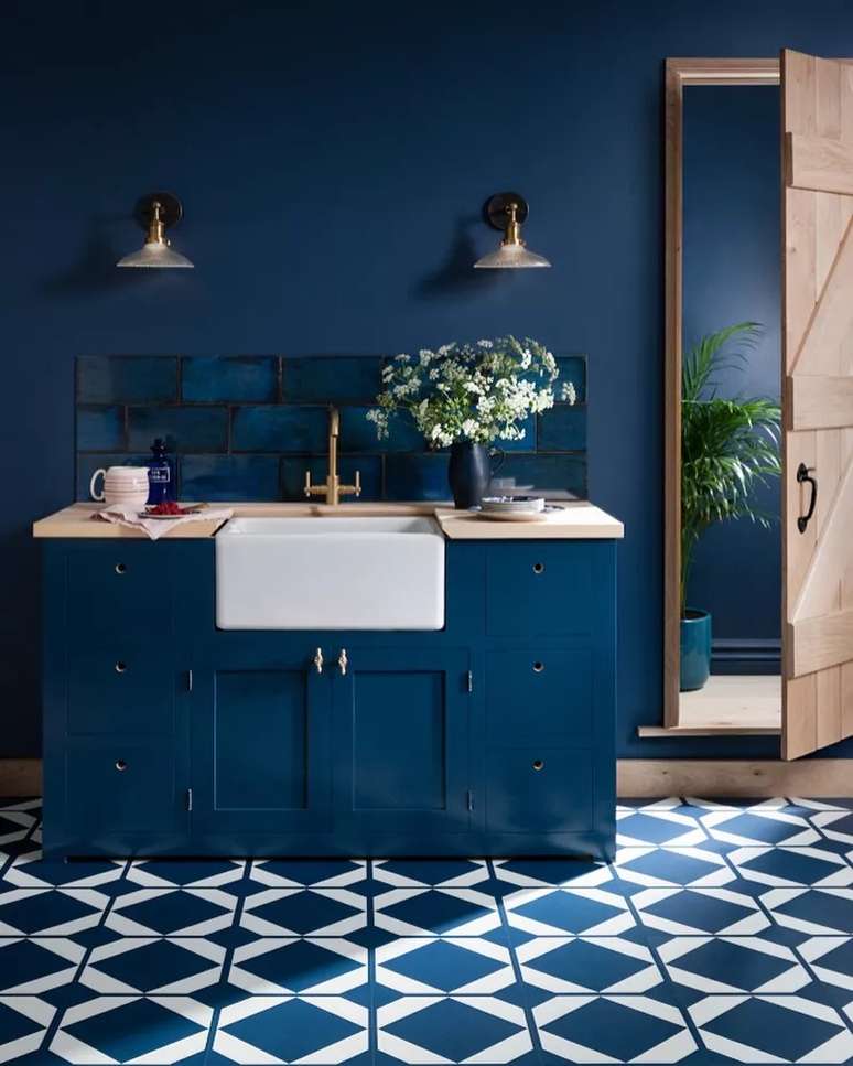 Aposte no monocrom&aacute;tico &ndash; Azul marinho &eacute; um daqueles tons que podem transformar qualquer espa&ccedil;o em um santu&aacute;rio sofisticado num piscar de olhos. Emparelhar o mesmo tom de declara&ccedil;&atilde;o nas paredes e arm&aacute;rios, como neste banheiro, &eacute; luxuoso! Por que n&atilde;o fazer o mesmo em casa?