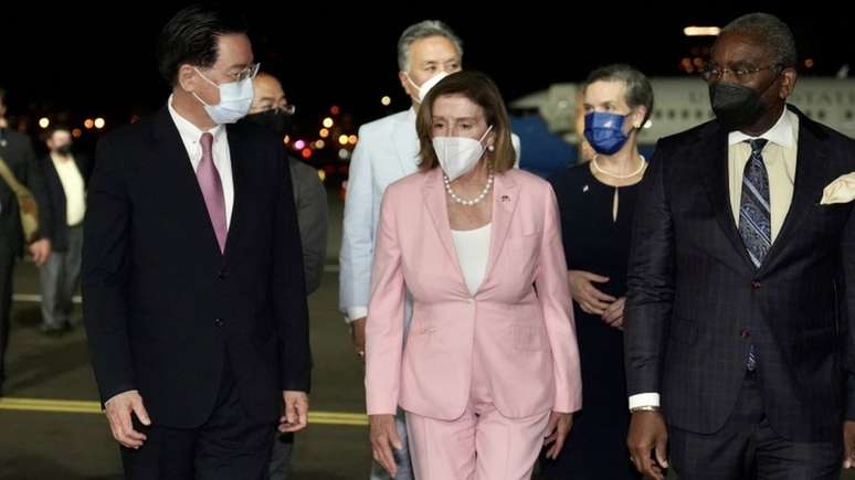 A presidente da Câmara dos EUA, Nancy Pelosi, é recebida pelo ministro das Relações Exteriores de Taiwan, Joseph Wu (à esq.), no aeroporto Songshan