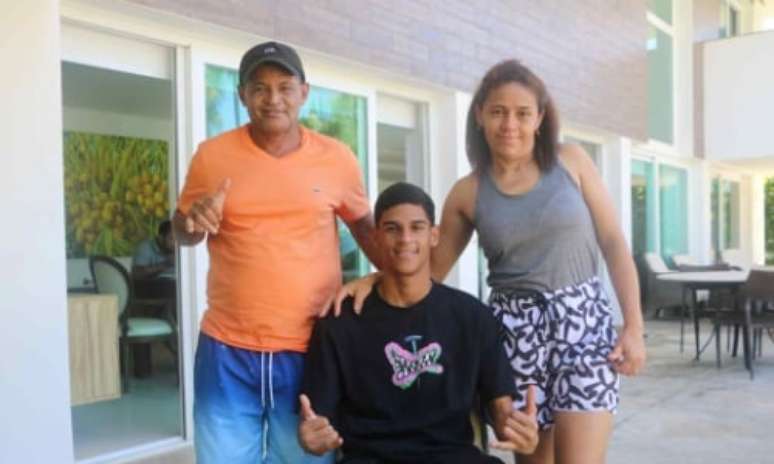 Luva de Pedreiro e os pais, em Recife (Foto: Ricardo Guimarães/Lance)