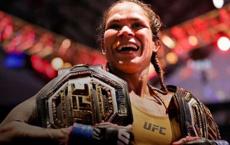 Amanda Nunes reconquistou o cinturão peso-galo com vitória sobre Julianna Peña no UFC 277 (Foto: Divulgação/UFC)