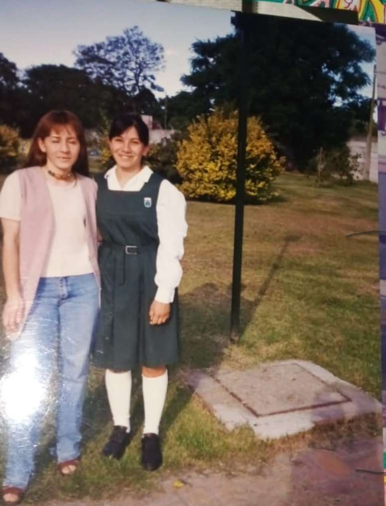 Alicia, de uniforme, com a irm&atilde; &Eacute;lida, que tamb&eacute;m &eacute; uma das 43 denunciantes