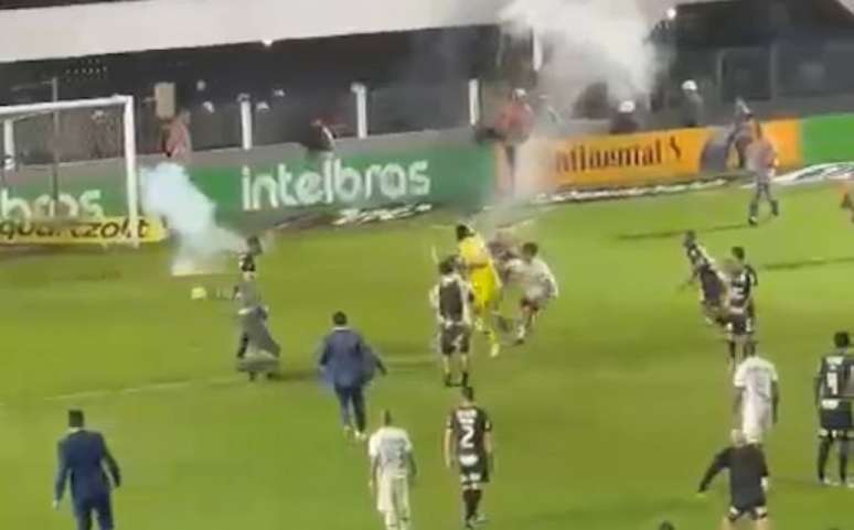 Torcedor tentou agredir o goleiro Cássio no clássico contra o Corinthians (Reprodução de vídeo/Gabriel Teles/LANCE!)