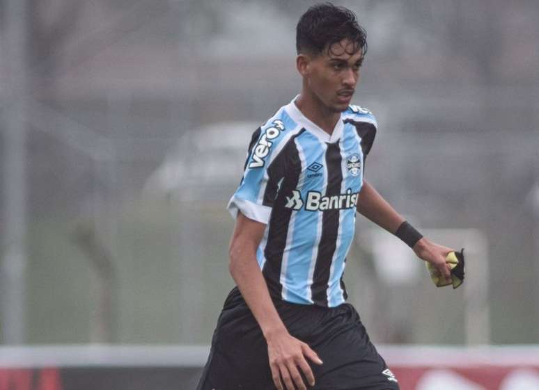 Zagueiro defendendo o Imortal (Divulgação/Grêmio)